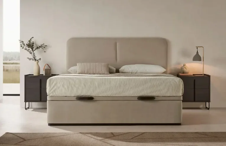 cama dormitorio en tonos blancos con canape vendido por triamoble gandia