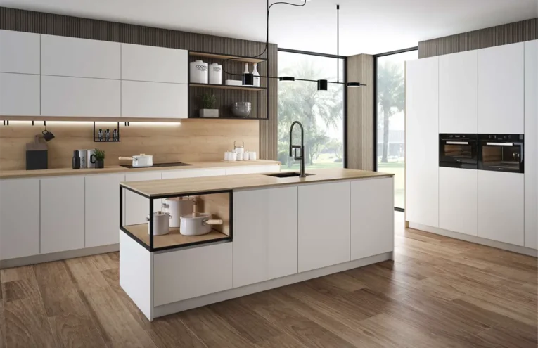 Diseño de cocina para venta e instalación rápida en gandia con acabados en madera blanca y madera clara